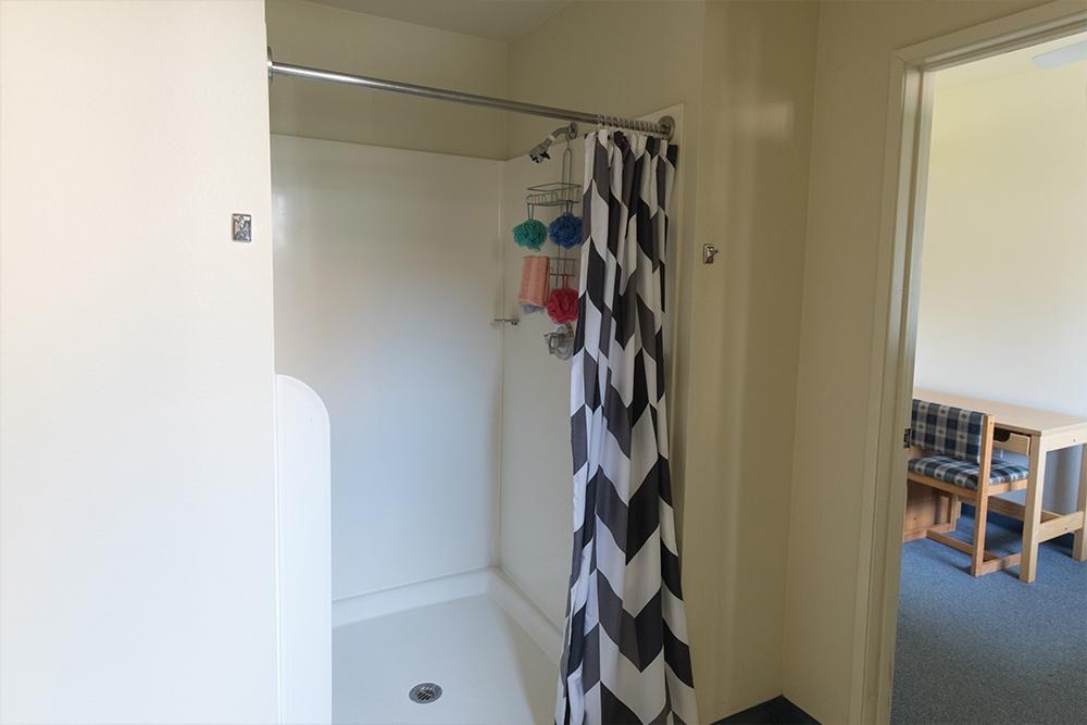 在Chi Rho宿舍里，套房的室友可以共享淋浴.