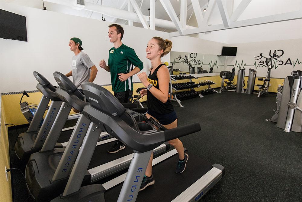 学生们在科罗拉多大学活跃健身中心的跑步机上慢跑.